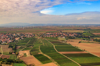 Vue aérienne de Vue de la ville depuis l'est, en contrebas du parc éolien à Eppelsheim dans le département Rhénanie-Palatinat, Allemagne