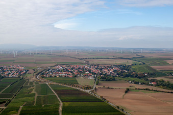Vue aérienne de Éoliennes (WEA) sur un terrain du district de Hangen-Weisheim à Hangen-Weisheim à Eppelsheim dans le département Rhénanie-Palatinat, Allemagne