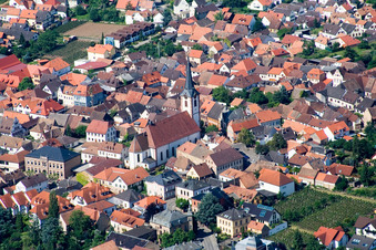 Vue aérienne de Église Saint-Côme-et-Damien à Maikammer dans le département Rhénanie-Palatinat, Allemagne