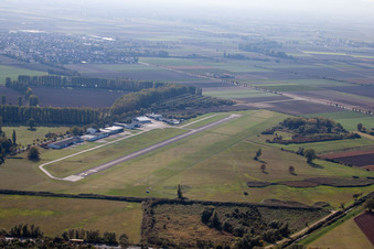 Vue aérienne de Aéroport à Worms dans le département Rhénanie-Palatinat, Allemagne