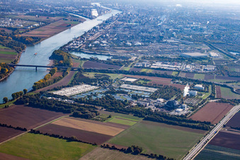 Station d'épuration des eaux usées de BASF à le quartier Mörsch in Frankenthal dans le département Rhénanie-Palatinat, Allemagne d'un drone