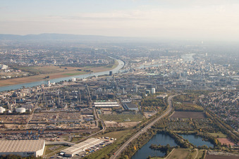 Vue aérienne de Centre à le quartier BASF in Ludwigshafen am Rhein dans le département Rhénanie-Palatinat, Allemagne