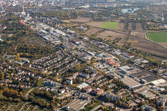 Vue aérienne de Zone industrielle et implantation d'entreprises Industriestraße à le quartier Friesenheim in Ludwigshafen am Rhein dans le département Rhénanie-Palatinat, Allemagne