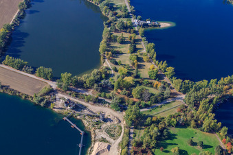 Vue aérienne de Se garer entre Begütenweiher, Großpartweiher, Kratzscher Weiher et Willersinnweiher à le quartier Oppau in Ludwigshafen am Rhein dans le département Rhénanie-Palatinat, Allemagne