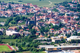 Vue aérienne de Église catholique Saint-Côme-et-Damien à Maikammer dans le département Rhénanie-Palatinat, Allemagne