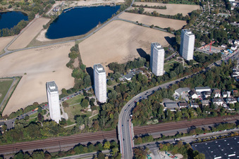 Vue aérienne de Quatre immeubles résidentiels de grande hauteur à An der Froschlache dans le quartier d'Oggersheim à le quartier Friesenheim in Ludwigshafen am Rhein dans le département Rhénanie-Palatinat, Allemagne