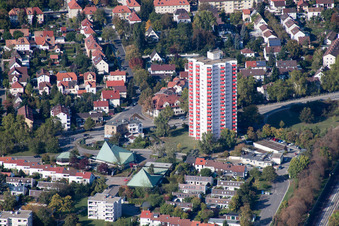 Vue aérienne de Immeuble de grande hauteur dans le quartier résidentiel Carl-Bosch-Ring et Lutherkirche (Palatinat) à Frankenthal dans le département Rhénanie-Palatinat, Allemagne