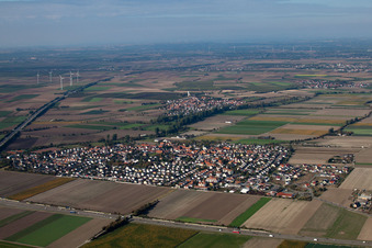 Vue aérienne de Vue sur le village à Beindersheim dans le département Rhénanie-Palatinat, Allemagne