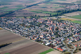 Vue aérienne de Vue sur le village à Beindersheim dans le département Rhénanie-Palatinat, Allemagne