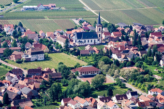Vue aérienne de Bâtiment d'église au centre du village à Edenkoben dans le département Rhénanie-Palatinat, Allemagne