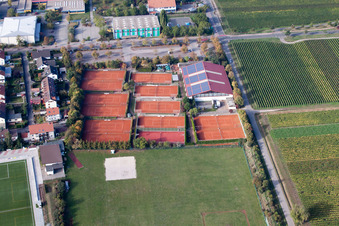 Vue aérienne de Terrain de tennis du club de tennis Schwarz-Weiß à le quartier Pfeffingen in Bad Dürkheim dans le département Rhénanie-Palatinat, Allemagne