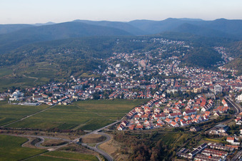 Vue aérienne de De l'est à Bad Dürkheim dans le département Rhénanie-Palatinat, Allemagne