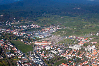 Vue aérienne de Place du marché aux saucisses à Bad Dürkheim dans le département Rhénanie-Palatinat, Allemagne