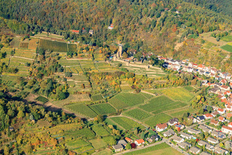 Vue aérienne de Wachtenbur (ruines du château de Wachenheim) sur le Haardtrand à Wachenheim an der Weinstraße dans le département Rhénanie-Palatinat, Allemagne