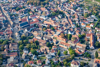 Vue aérienne de Quartier de la vieille ville et centre-ville à Deidesheim dans le département Rhénanie-Palatinat, Allemagne