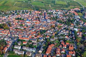 Vue aérienne de Weinstraße et Bleichstr à Deidesheim dans le département Rhénanie-Palatinat, Allemagne