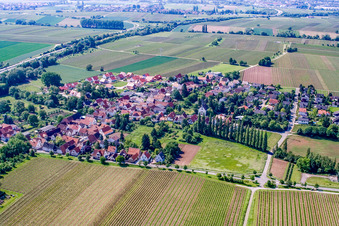 Vue aérienne de Lieu sur l'A65 en venant du nord à Knöringen dans le département Rhénanie-Palatinat, Allemagne