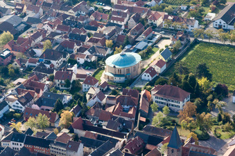 Vue aérienne de Église catholique Saint-Jean Mußbach à le quartier Mußbach in Neustadt an der Weinstraße dans le département Rhénanie-Palatinat, Allemagne