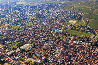 Vue aérienne de Centre-ville vu du sud à le quartier Mußbach in Neustadt an der Weinstraße dans le département Rhénanie-Palatinat, Allemagne