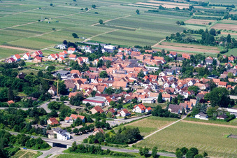 Vue aérienne de Vue sur le village à Walsheim dans le département Rhénanie-Palatinat, Allemagne