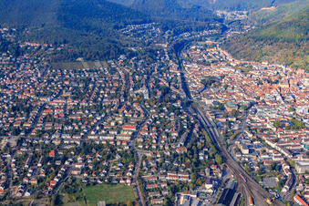 Vue aérienne de De l'est à Neustadt an der Weinstraße dans le département Rhénanie-Palatinat, Allemagne