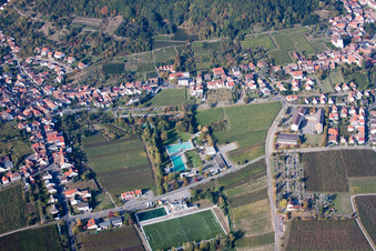Vue aérienne de Piscine de l'Association des piscines de Hambach dans le district de Hambach à le quartier Hambach an der Weinstraße in Neustadt an der Weinstraße dans le département Rhénanie-Palatinat, Allemagne