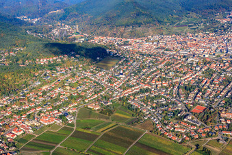 Vue aérienne de Vue de la ville depuis le sud-est à Neustadt an der Weinstraße dans le département Rhénanie-Palatinat, Allemagne