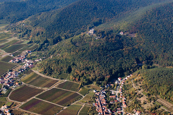 Vue aérienne de Château de Hambach perché sur une montagne. Chantier de construction du nouveau restaurant (1832). à le quartier Diedesfeld in Neustadt an der Weinstraße dans le département Rhénanie-Palatinat, Allemagne