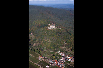 Vue aérienne de Complexe du château de Hambach à le quartier Diedesfeld in Neustadt an der Weinstraße dans le département Rhénanie-Palatinat, Allemagne
