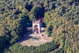Monument de la Victoire et de la Paix à Edenkoben dans le département Rhénanie-Palatinat, Allemagne vue d'en haut