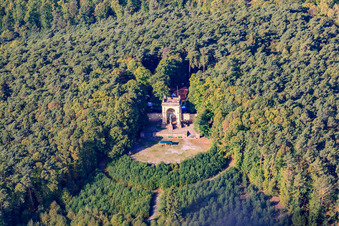Monument de la Victoire et de la Paix à Edenkoben dans le département Rhénanie-Palatinat, Allemagne depuis l'avion