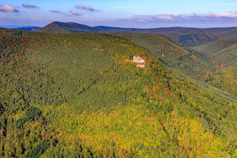 Ruines et vestiges des murs de l'ancien château et forteresse de Rietburg à Rhodt unter Rietburg dans le département Rhénanie-Palatinat, Allemagne d'en haut