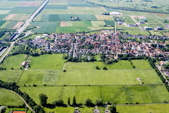 Vue aérienne de Vue de la ville depuis le nord à la sortie B272 de l'A65 à le quartier Dammheim in Landau in der Pfalz dans le département Rhénanie-Palatinat, Allemagne