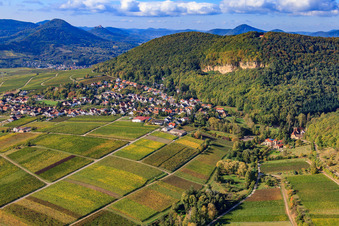 Vue aérienne de Vue du village sous les falaises calcaires à Frankweiler dans le département Rhénanie-Palatinat, Allemagne