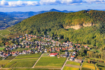 Vue aérienne de Vue du village sous les falaises calcaires à Frankweiler dans le département Rhénanie-Palatinat, Allemagne
