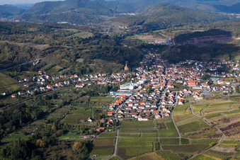 Vue aérienne de Vue sur le village à Albersweiler dans le département Rhénanie-Palatinat, Allemagne