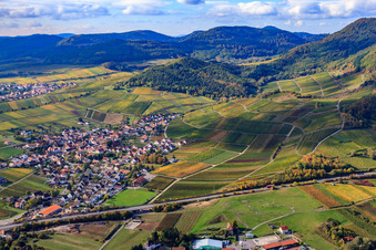 Vue aérienne de Vue de la ville depuis le nord à Birkweiler dans le département Rhénanie-Palatinat, Allemagne