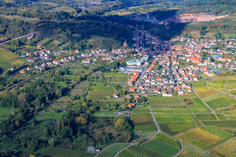 Vue oblique de Vue de la ville depuis l'est à Albersweiler dans le département Rhénanie-Palatinat, Allemagne
