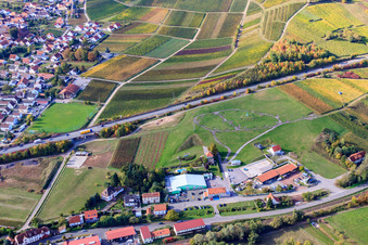 Vue aérienne de Statue de la Liberté sous le B10 à Albersweiler dans le département Rhénanie-Palatinat, Allemagne