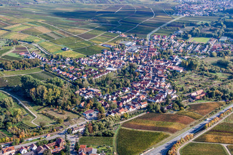 Vue aérienne de Vue des rues et des maisons dans les quartiers résidentiels à Siebeldingen dans le département Rhénanie-Palatinat, Allemagne