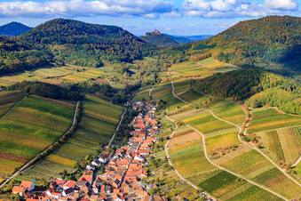 Vue aérienne de Trifels derrière un village viticole entre les vignes de l'est à Ranschbach dans le département Rhénanie-Palatinat, Allemagne