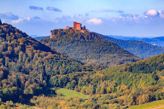 Vue aérienne de Le château de Trifels vu de l'est à Annweiler am Trifels dans le département Rhénanie-Palatinat, Allemagne