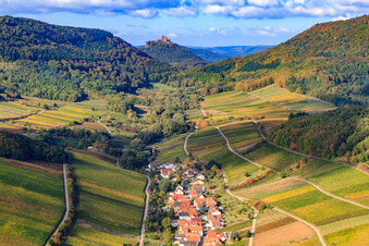 Vue aérienne de Trifels derrière un village viticole entre les vignes de l'est à Ranschbach dans le département Rhénanie-Palatinat, Allemagne