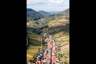 Vue aérienne de Village - Vue entre les vignes et devant le château de Trifels à Ranschbach dans le département Rhénanie-Palatinat, Allemagne