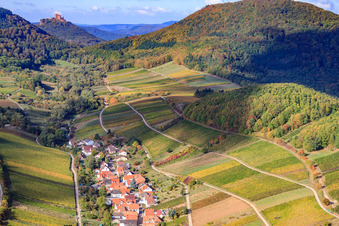 Photographie aérienne de Trifels derrière un village viticole entre les vignes de l'est à Ranschbach dans le département Rhénanie-Palatinat, Allemagne