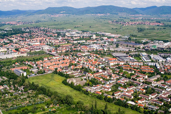 Vue aérienne de Zone industrielle de Landau Horst à le quartier Queichheim in Landau in der Pfalz dans le département Rhénanie-Palatinat, Allemagne
