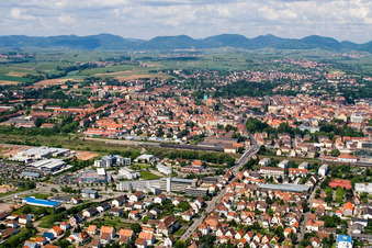 Vue aérienne de De l'est à le quartier Queichheim in Landau in der Pfalz dans le département Rhénanie-Palatinat, Allemagne