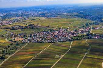 Vue aérienne de Village viticole sur le petit Kalmit vu de l'ouest à Ilbesheim bei Landau dans le département Rhénanie-Palatinat, Allemagne