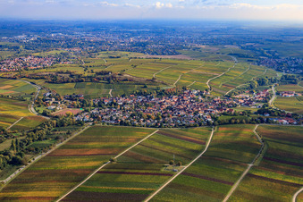 Vue aérienne de Village viticole sur le petit Kalmit vu de l'ouest à Ilbesheim bei Landau dans le département Rhénanie-Palatinat, Allemagne