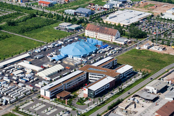 Vue aérienne de Dômes bleu clair du chapiteau du cirque Krone sur la place Alfred Nobel à le quartier Queichheim in Landau in der Pfalz dans le département Rhénanie-Palatinat, Allemagne